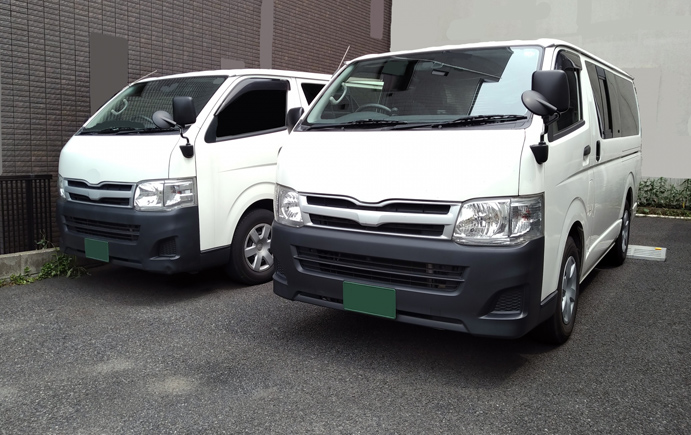 並んだハイエース